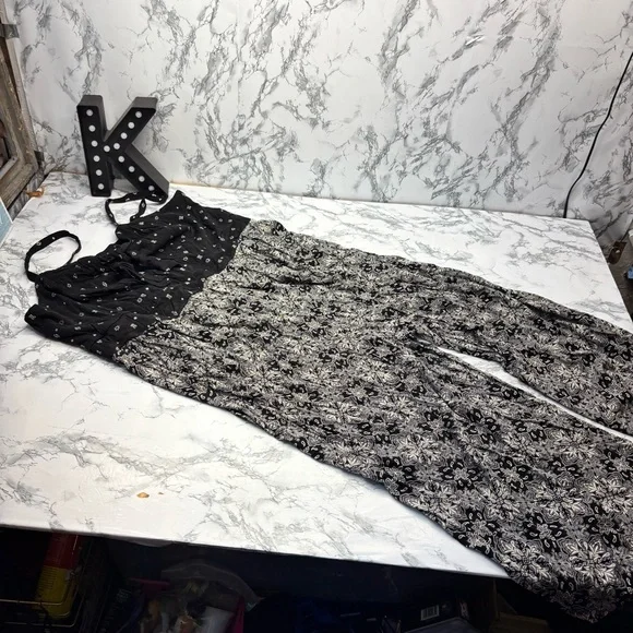 Torrid Black and White Floral Jumpsuit size 2X - Picture 7 of 12